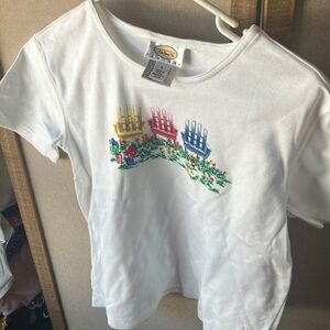 Talbots White Tee with Colorful Chair Embroidery petite small